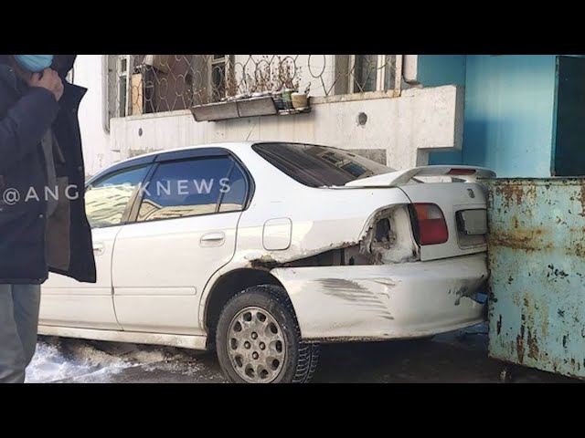 В Ангарске легковой автомобиль влетел в подъезд жилого дома