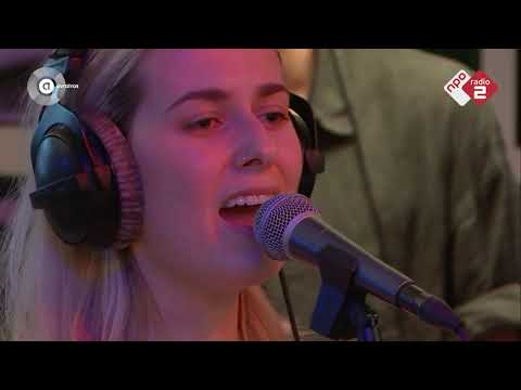 Áslaug - 'Take From Me' live bij Rabbering Laat