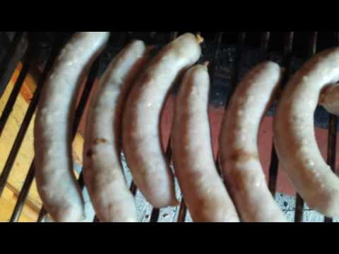 Grobe Bratwurst im Smoker