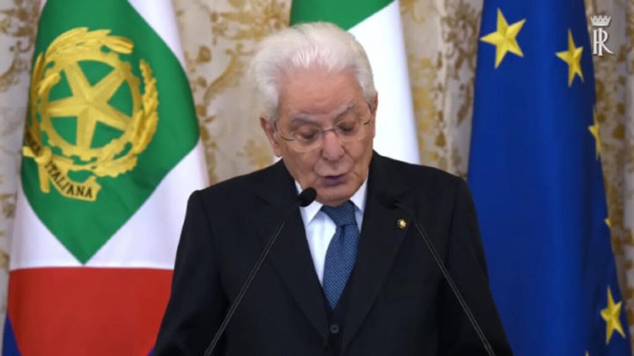 Mattarella: Esercito deve salvaguardare indipendenza del Paese in periodo di crisi internazionale