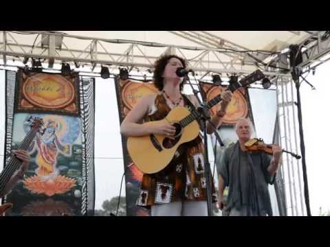 Brenda McMorrow live at Bhakti Fest 2013 (5/5)
