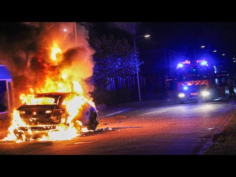 Osse Brandweer komt met spoed ter plaatse bij een autobrand aan de Wilgenstraat in Oss