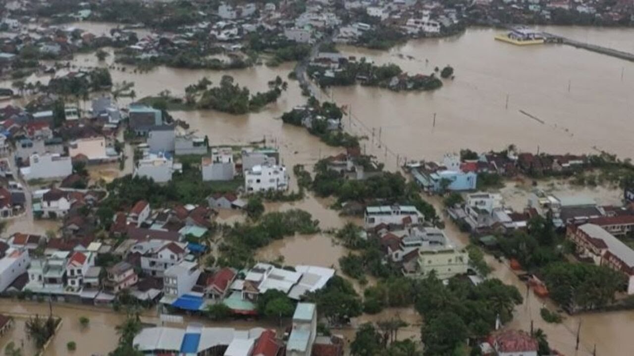 Alluvione nel Vietnam centrale, almeno 50 fra morti e dispersi