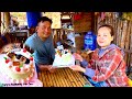 Sơn was very surprised to receive a birthday gift from Tuyet and thanked the audience.