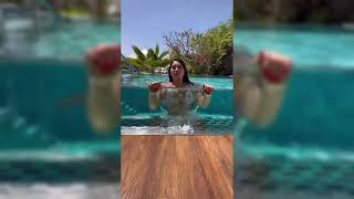 肩幅よりも乳幅の大きな爆乳美女が屋内プールからご登場！