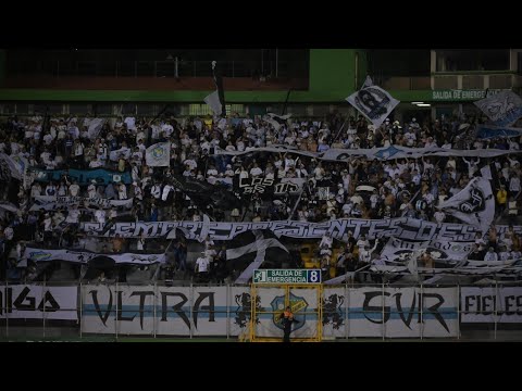 "Recibimiento de la Gloriosa Vltra Svr, Jornada 4, Apertura 2026. ¡Las banderas de humo de la VS!" Barra: Vltra Svr &bull; Club: Comunicaciones &bull; País: Guatemala