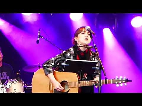 Nynningen framför  När bomberna faller...