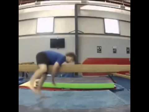 Caidas Chistosas - Golpetazo en los huevos