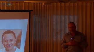 התפקיד שלנו כציבור בזמן המלחמה - שיחה מרתקת עם צביקה מור (ראש יהודי - מרכז למודעות עצמית) - התמונה מוצגת ישירות מתוך אתר האינטרנט יוטיוב. זכויות היוצרים בתמונה שייכות ליוצרה. קישור קרדיט למקור התוכן נמצא בתוך דף הסרטון