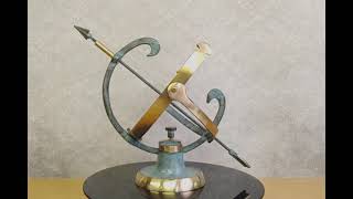 Bronzové sluneční hodiny – dekorativní socha na podstavci