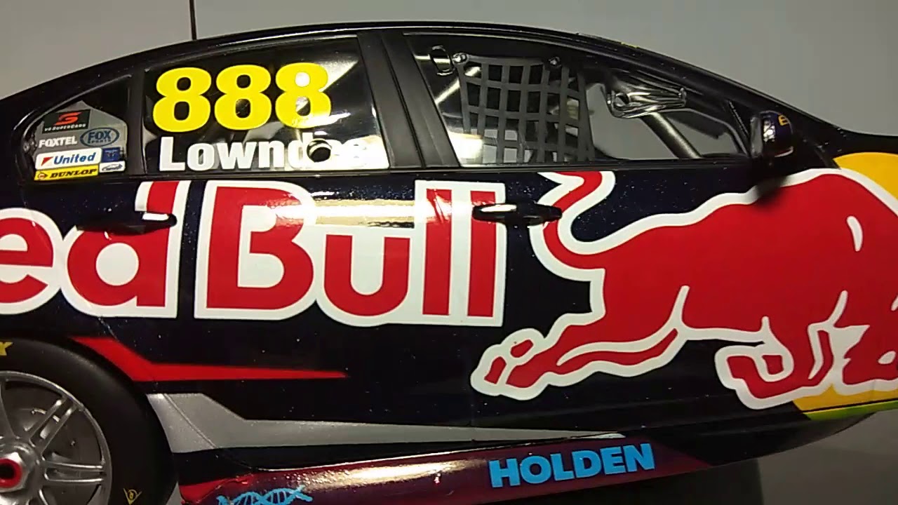 Diecast 1:18 Classic Carlectables Holden vf commodore red bull racing