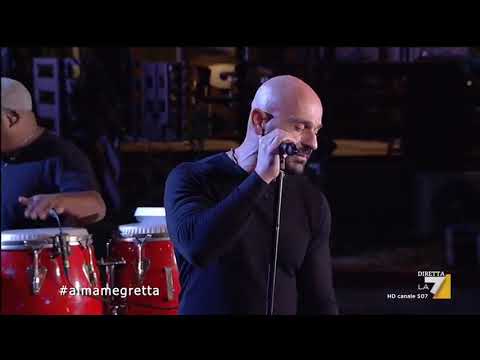 Raiz, frontman degli Almamegretta, canta gli Squallor