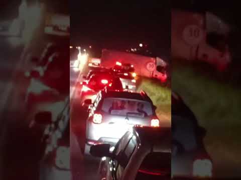 Grave acidente envolvendo três carretas na BR-101 em Entre Rios Bahia