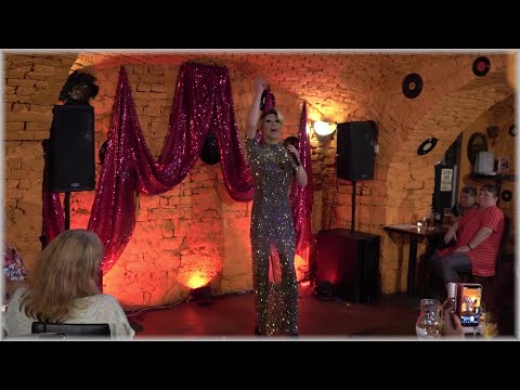 Travesti Divoké kočky - Helena Vondráčková - Chytila jsem na pasece motýlka