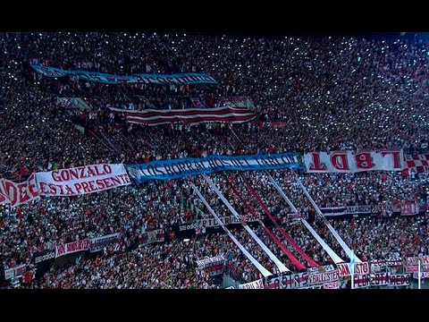 "Impresionante recibimiento del Más Grande ante Cruzeiro" Barra: Los Borrachos del Tablón • Club: River Plate