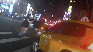 [分享] 計程車闖紅燈 差點撞到斑馬線上的行人