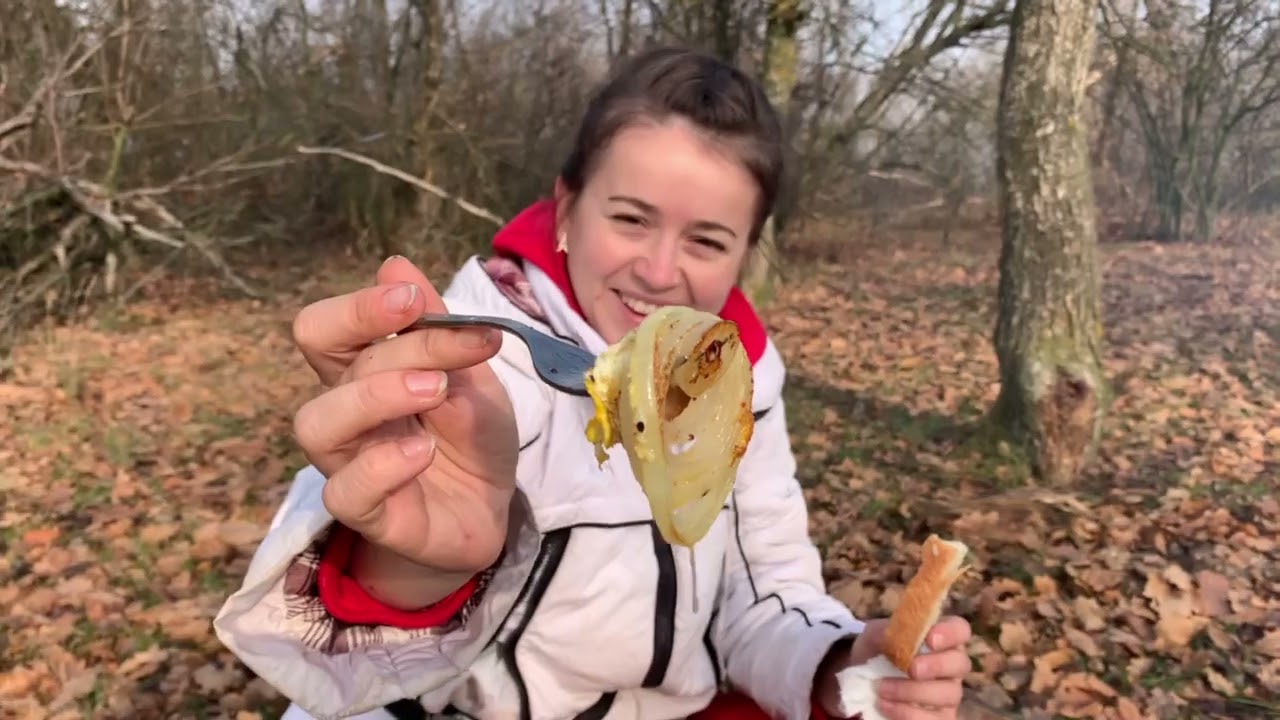 Воскресный завтрак с Каролиной. Готовим яичницу с салом на огне