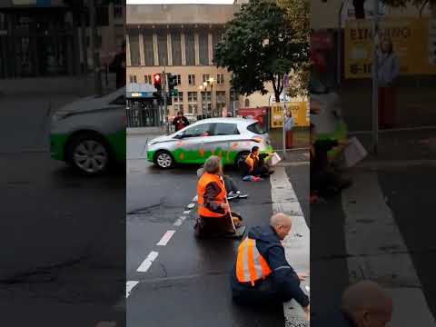 "Bastarde!" Berliner Stadtreinigungsbetriebe haben zwar elektroautos, fahren aber über Bürgersteig