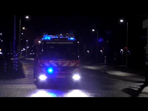 Vele Brandweer Voertuigen met spoed onderweg naar een Zeer Grote brand in Amsterdam