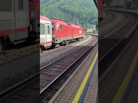 Einfahrt des EC 113 "Blauer Enzian" am 19.06.2021 in Bad Gastein