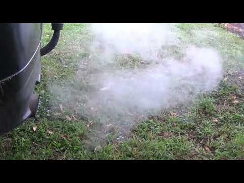 Alter Volvo schießt Abgase gegen die schöne grüne Wiese