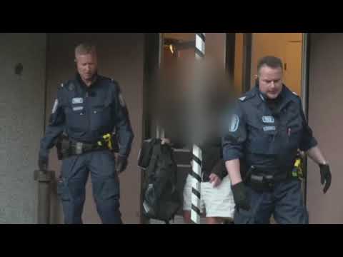 Poliisipartion auton takaluukussa hai!