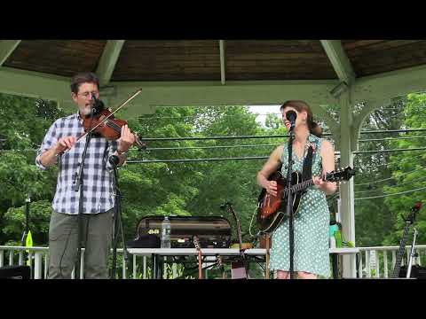 DANA & SUSAN ROBINSON - "Hog of the Forsaken" (Michael Hurley cover) Norwich, Vt. Bandstand 7/11/21