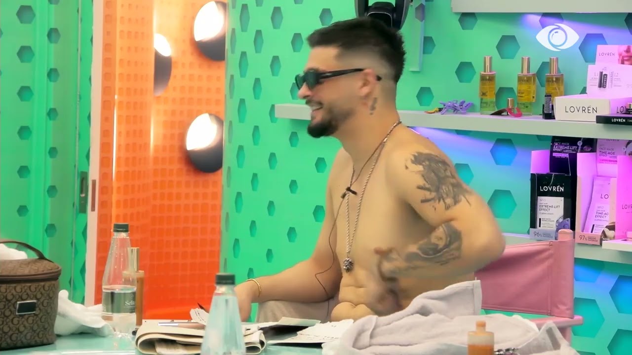 Gimbo shkruan këngë teksa qëndron në dhomën e grimit