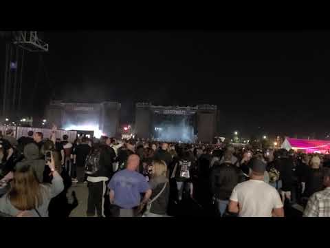 MGK gets Boo'd off stage @ Louder Than LiFE, Fights with fan #machinegunkelly #mgk #fansboomgk