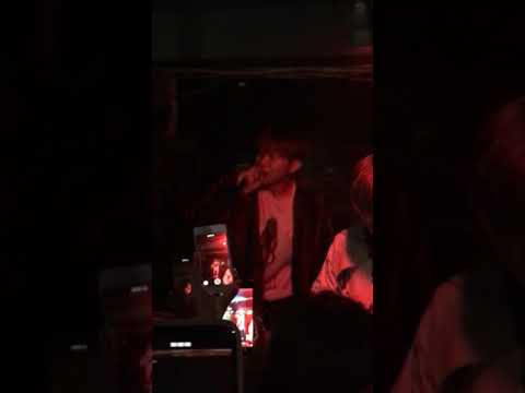 창모 아이야 라이브 중..섬뜩한 손