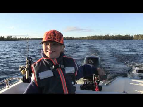 Santeri vetää uistinta