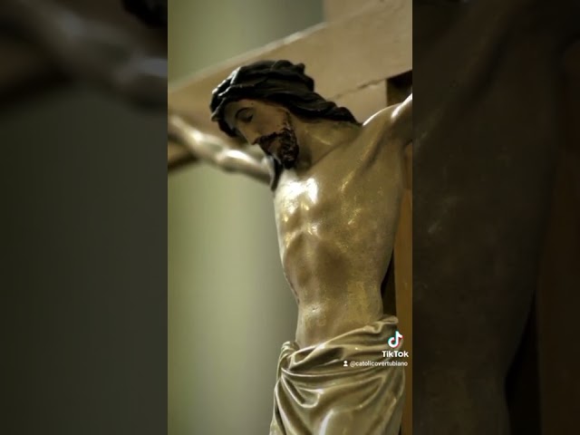 Vídeo relacionado con Crucifijo de latón bruñido de mesa con base para Altar Iglesia