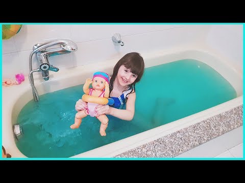 Bagnetto nell'acqua BLU! 💙 (Con Nenuco nuotatrice)