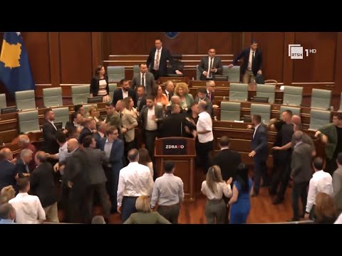 Dhunë në Kuvendin e Kosovës, deputetët e PDK-së sulmojnë kryeministrin Albin Kurti | RTSH