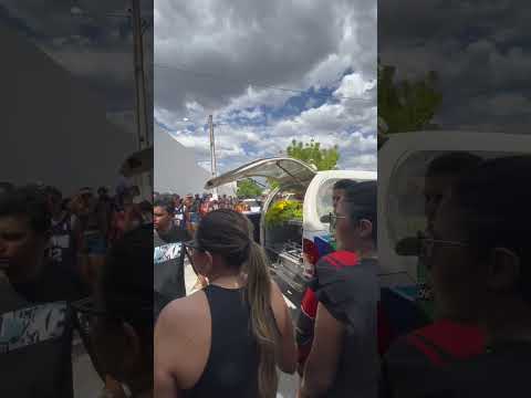 Sepultamento: multidão no adeus ao empresário Jocélio em Varjota #ceará, vítima de af0gamento. #luto