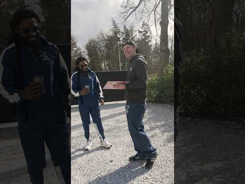 Kempi verrast ​⁠@EnzoKnol met 1ste Rap ‘N Borie vinyl