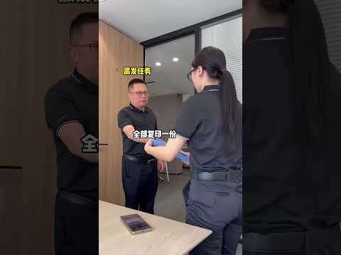 当我跟老爸穿的一模一样，老板的反应…#搞笑#剧情反转 #比老板还像老板 #上班时间皮一下 #上班人的精神状态