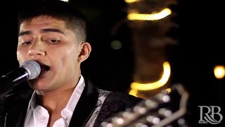 El Chale (En Vivo) Lyrics  Translation