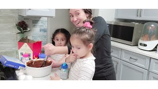 Baking cupcakes | vlogmas day 14