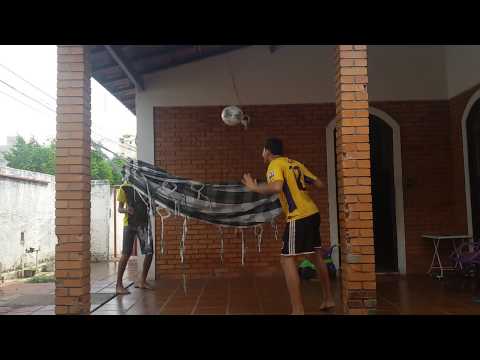 Jogando bola por cima da rede