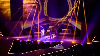 LAURA PAUSINI XMAS GIFT - RESTA IN ASCOLTO (INEDITO WORLD TOUR)