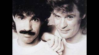 Daryl Hall & John Oates - Maneater (Lyrics)