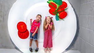 Download lagu Diana and Roma have fun day in the Museum of illusions mp3 Download lagu Diana and Roma have fun day in the Museum of illusions mp3