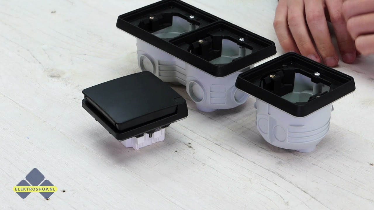 Waterdicht Stopcontact Niko Hydro zwart met randaarde | Elektroshop.nl