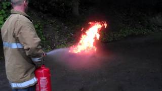 preview picture of video 'Kerosine Fire vs Water Extinguisher'