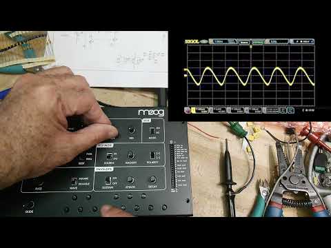 #1218 MOOG Werkstatt Analog Synthesizer (waveforms on oscilloscope)