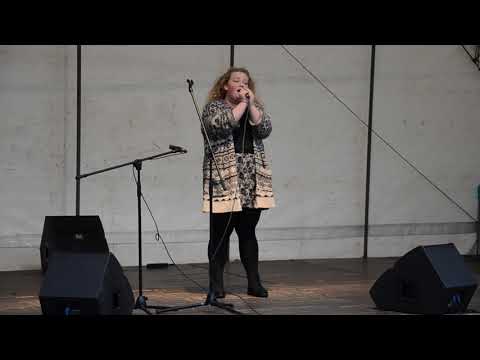 ANIČKA VOPLETALOVÁ - zpěv 