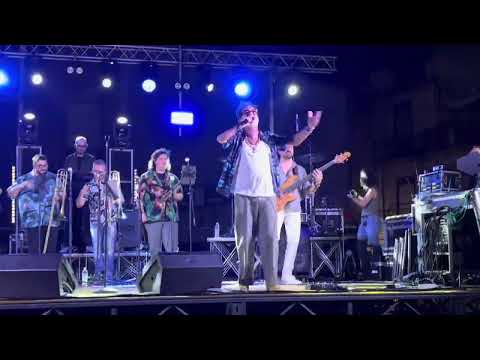 Lello Analfino infiamma Aragona: piazza Aldo Moro canta per San Vincenzo 