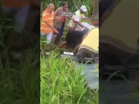 SAQUEO a Furgón cargado de mercancía que  se volcó en la jurisdicción de Sabanalarga, Atlántico