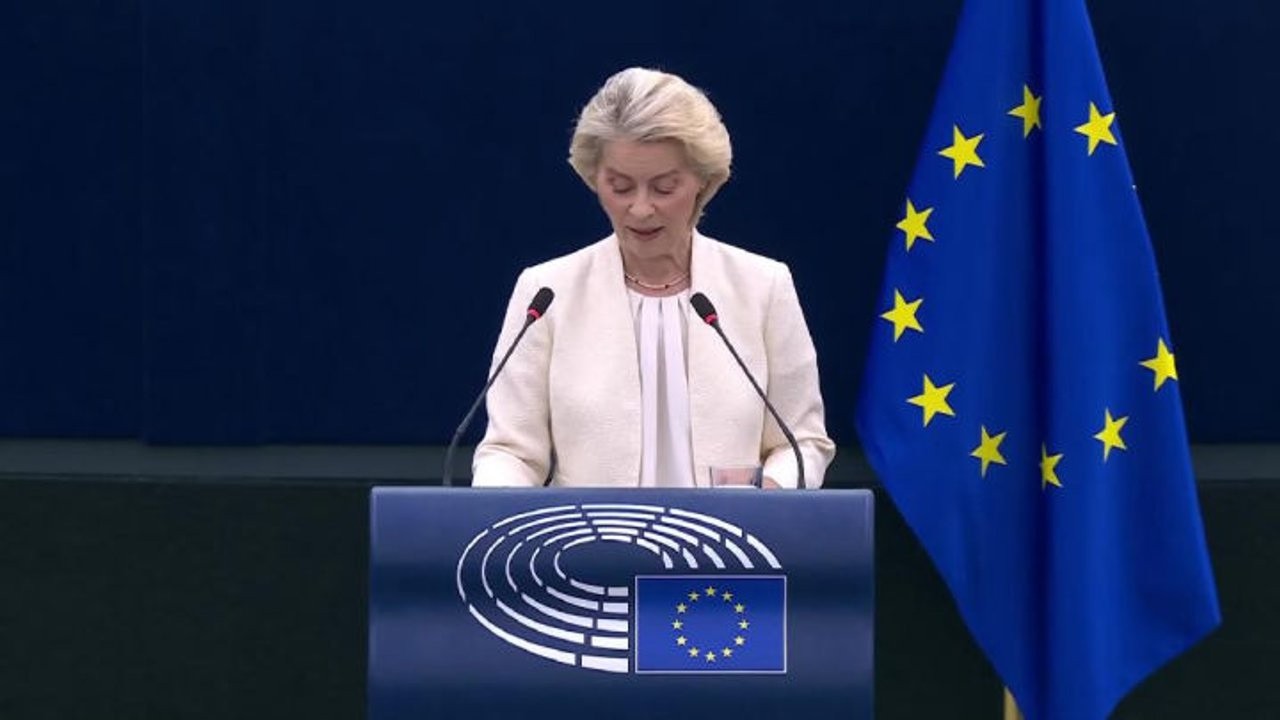 L'abbraccio all'Europarlamento tra von der Leyen e Primo ministro Canada Carney